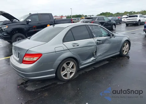 2011 Mercedes-Benz C 300 Luxury/Sport z USA, uszkodzony, nr VIN WDDGF5EB5BF636116